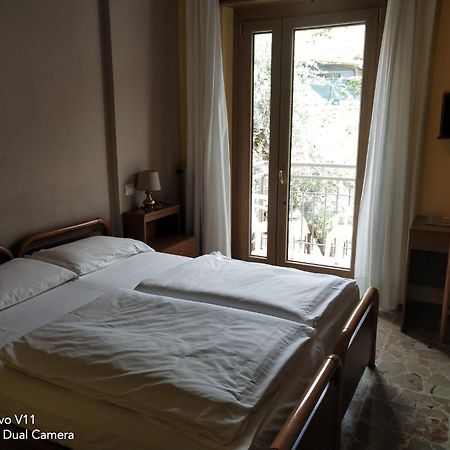 Hotel Garden Torri Del Benaco Buitenkant foto