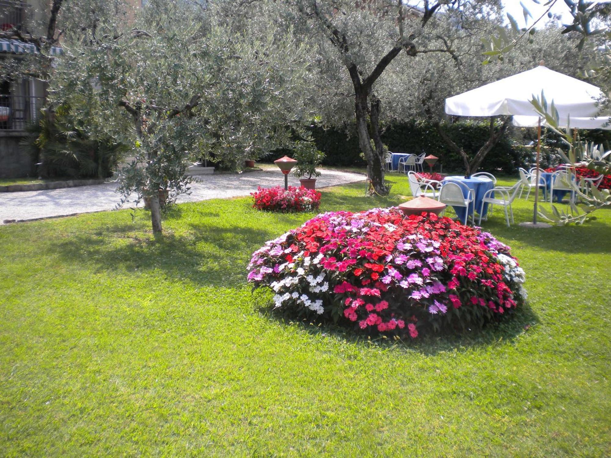 Hotel Garden Torri Del Benaco Buitenkant foto