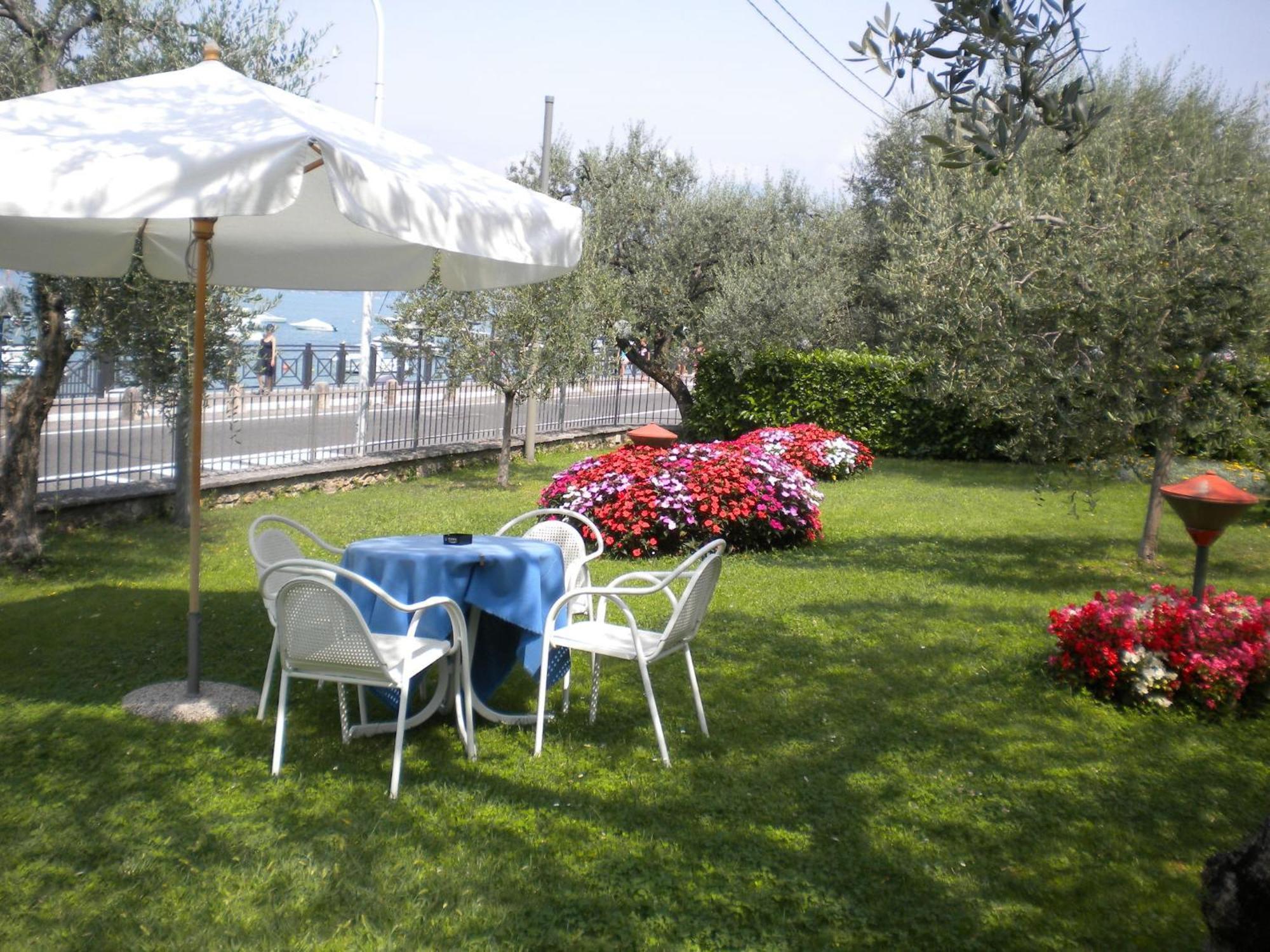 Hotel Garden Torri Del Benaco Buitenkant foto